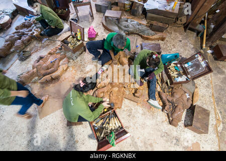 Arbeitnehmer aus Myanmar auf Holz schnitzen Arbeit für den Wald Heiligtum der Wahrheit Tempel in der Stadt in der Provinz Chonburi Pattaya in Thailand. Thailand Stockfoto