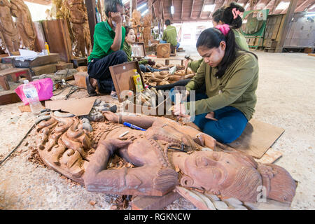 Arbeitnehmer aus Myanmar auf Holz schnitzen Arbeit für den Wald Heiligtum der Wahrheit Tempel in der Stadt in der Provinz Chonburi Pattaya in Thailand. Thailand Stockfoto