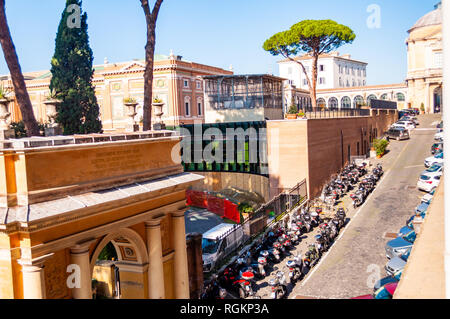 Vatikan, Rom, Italien, 16. November 2018: Parkplatz für Mopeds und Autos innerhalb des Hoheitsgebiets der Vatikanischen Museen in Rom, Italien Stockfoto