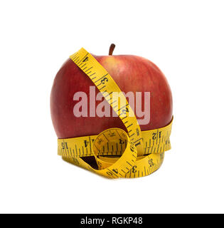 Große leckere red apple mit gelbem Maßband auf weißem Hintergrund gewickelt. Vorderansicht closeup Stockfoto