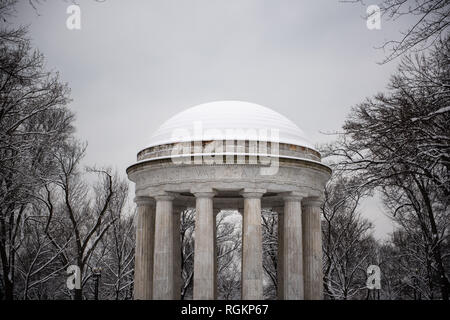 WASHINGTON, DC - das District of Columbia World war I Memorial in Washington DC, bedeckt mit Schnee. Das Hotel befindet sich an der National Mall in einer Gegend, die als Ash Woods bekannt ist, dem einzigen denkmalgeschützten Denkmal in der National Mall. Es ist den etwa 26.000 Washingtoniern gewidmet, die im Ersten Weltkrieg dienten, und wird manchmal auch als das DC war Memorial bezeichnet. Es ist nicht dasselbe wie ein nationales Denkmal für den Ersten Weltkrieg, das derzeit nicht existiert, aber von Unterstützern gedrängt wird. Das District of Columbia World war I Memorial, ein neoklassizistisches Denkmal, das den Bewohnern von Washington DC gewidmet ist Stockfoto