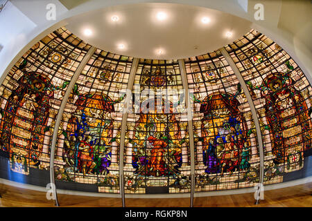 National Maritime Museum Buntglasfenster Greenwich UK // GREENWICH, UK - ein kunstvolles Buntglasfenster, das sich einst in der Baltic Exchange befand, ein Kaffeehaus (einst Virginia and Maryland Coffee House genannt), das ein regelmäßiger Treffpunkt für Händler und Marineoffiziere war, die im Seehandel mit Amerika tätig waren. Das National Maritime Museum in Greenwich, London, ist Teil des Netzwerks der Royal Museums Greenwich, das das Maritime Greenwich-Weltkulturerbe bildet. Sie konzentriert sich auf Großbritanniens reiches Erbe in maritimer Geschichte und Schifffahrt. Es liegt am Ufer der Themse Stockfoto