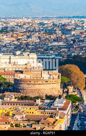 Vatikan, Rom, Italien, 16. November 2018: Rom Stadtbild Stadtentwicklung Blick auf die Skyline mit dem Mausoleum des Hadrian, bekannt als Castel Sant'Angelo, Schloss der Stockfoto