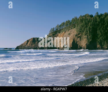 USA, Oregon, Ecola State Park, Indian Point erreicht in Richtung ankommenden Wellen, von indischen Strand. Stockfoto