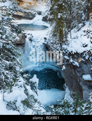 Schöne gefrorene Wasserfälle sind eine Attraktion für Besucher zum Johnston Canyon im Banff National Park in der Nähe von Lake Louise, Alberta, Kanada. Stockfoto