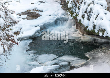 Schöne gefrorene Wasserfälle sind eine Attraktion für Besucher zum Johnston Canyon im Banff National Park in der Nähe von Lake Louise, Alberta, Kanada. Stockfoto