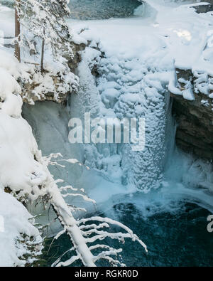 Eine schöne gefrorenen Wasserfall erzeugt eine eisige winterliche Szene in der Johnston Canyon in den kanadischen Rockies Banff National Park in der Provinz Alberta Stockfoto