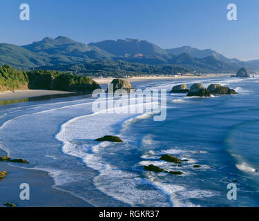 USA, Oregon, Ecola State Park, Wellen und Meer stapeln, in der Nähe von Chapman und fernen Stadt Cannon Beach, südlich von ecola Punkt. Stockfoto