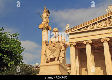 Statuen an der Nationalen Akademie der Künste in Athen, Griechenland Stockfoto