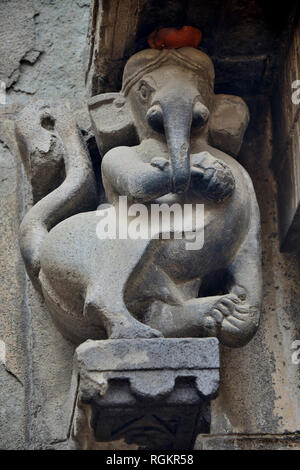 Geschnitzten Götzenbild der Lord Ganesha auf der Außenwand des Trishunda Ganapati Tempel, Pune, Maharashtra, Indien Stockfoto