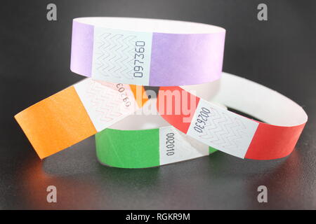 Multi Color Papier Tyvek Armband für Veranstaltungen, Konzerte und Musikfestivals Stockfoto