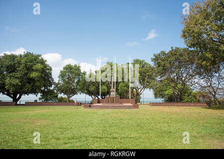 Darwin, Northern Territory, Australia-October 8,2017: Kriegerdenkmal an Bicentennial Park mit Touristen und Grün in Darwin, Australien Stockfoto