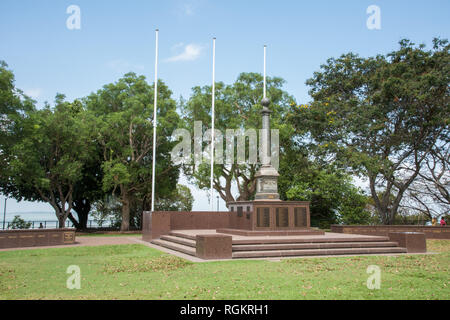 Darwin, Northern Territory, Australia-October 8,2017: Kriegerdenkmal an Bicentennial Park mit Touristen und Grün in Darwin, Australien Stockfoto