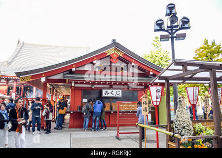 Die Menschen einkaufen in Nakamise-Einkaufsstraße, in Tokio am meisten besuchten touristischen Ziel an der Sensoji-tempel, Asakusa, Japan Stockfoto