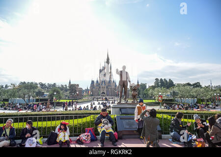 Touristen an der Vorderseite des schönen Cinderella Castle, das Symbol von Tokyo Disneyland in Tokio Disney Resort in Urayasu, Präfektur Chiba, Tokio, Japan Stockfoto
