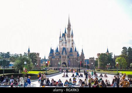 Touristen an der Vorderseite des schönen Cinderella Castle, das Symbol von Tokyo Disneyland in Tokio Disney Resort in Urayasu, Präfektur Chiba, Tokio, Japan Stockfoto