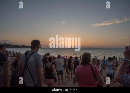 Darwin, Northern Territory, Australia-October 8,2017: Mindil Beach Sunset mit einer großen Gruppe von Leuten auf den Markt Nacht in Darwin, Australien Stockfoto