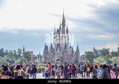 Touristen an der Vorderseite des schönen Cinderella Castle, das Symbol von Tokyo Disneyland in Tokio Disney Resort in Urayasu, Präfektur Chiba, Tokio, Japan Stockfoto