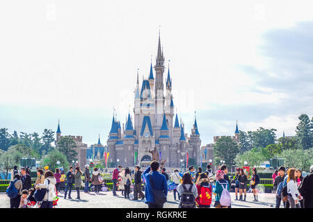 Touristen an der Vorderseite des schönen Cinderella Castle, das Symbol von Tokyo Disneyland in Tokio Disney Resort in Urayasu, Präfektur Chiba, Tokio, Japan Stockfoto