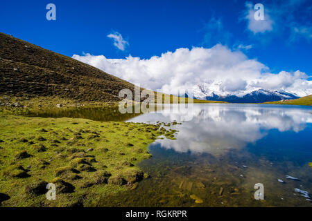 Panoramaaussicht auf Eis See, die schneebedeckten Gipfel der Annapurna in Wolken in der Ferne Stockfoto