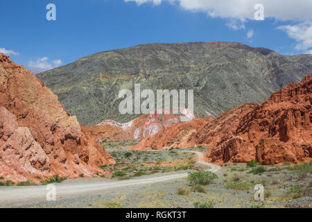 Schotterpiste durch die Hügel der sieben Farben in der Nähe von Purmamarca, Argentinien Stockfoto