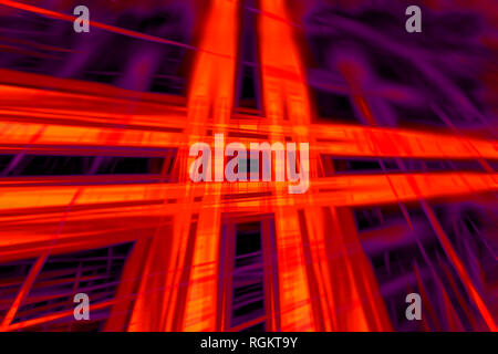 Dynamische orange und lila Lichtstrahlen Hintergrund Stockfoto