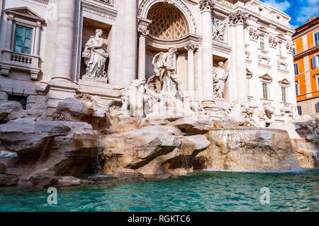 Rom, Italien, 18. November 2018: der Trevi Brunnen, die Fontana di Trevi, ist ein Brunnen in der Trevi Viertel in Rom, Italien, entworfen von Italienischen arachiten Stockfoto