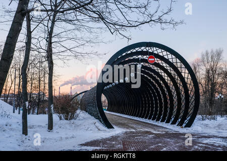 Eingang der Fußgängerzone Pushkinskiy Brücke im Winter in Gorki Park in Moskau. Stockfoto