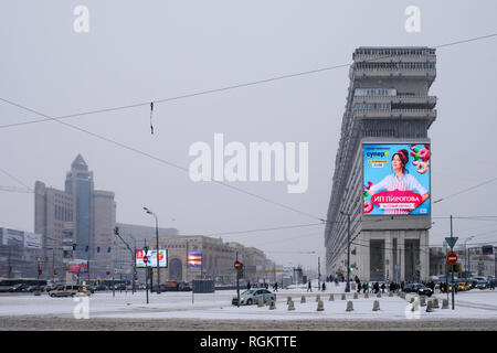 Großen Schnee in Moskau im Winter. Blick auf die Straße mit Menschen und Arbeitnehmer mit einem riesigen Sozialistischen (UDSSR) Gebäude. Stockfoto