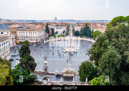 Rom, Italien, 19. November 2018: Blick von oben auf die Piazza del Popolo, großen städtischen Platz in Rom. Der Name in der modernen Italienischen Wörtlich bedeutet Menschen S Stockfoto