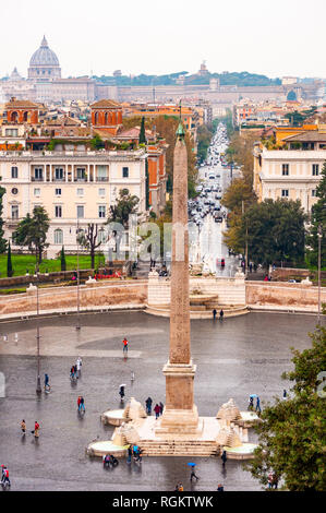 Rom, Italien, 19. November 2018: Blick von oben auf die Piazza del Popolo, großen städtischen Platz in Rom. Der Name in der modernen Italienischen Wörtlich bedeutet Menschen S Stockfoto