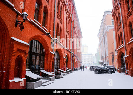 Blick auf das Viertel hinter dem Kreml mit dem Schnee in Moskau. Stockfoto