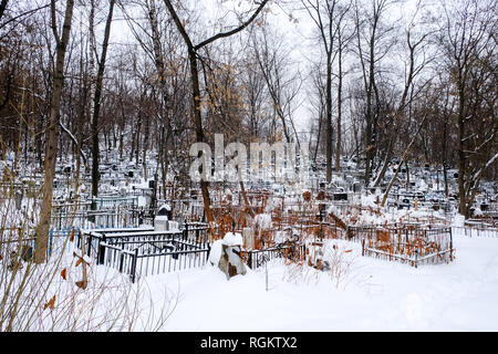 Blick auf den Friedhof fast in der Moskauer Vorstadt mit Schnee Bäume im Winter verlassen. Stockfoto