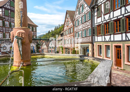 Stadt Schiltach im Schwarzwald, Deutschland, malerischen gut am Marktplatz von Fachwerkhäusern umgeben, historische Altstadt Stockfoto