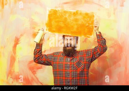 Happy bärtigen Mann mit orange Ölfarbe auf Leinwand Textur Stockfoto