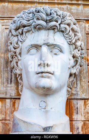 Vatikan, Rom, Italien, 16. November 2018: Nahaufnahme eines grossen Marmor Kopf Büste Statue von Julius Caesar im Vatikan Museum Garten, Rom, Italien. Courty Stockfoto