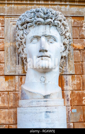 Vatikan, Rom, Italien, 16. November 2018: Nahaufnahme eines grossen Marmor Kopf Büste Statue von Julius Caesar im Vatikan Museum Garten, Rom, Italien. Courty Stockfoto