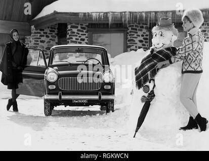 Auf dem Schnee mit Fiat 1100 d, 1963 Stockfoto