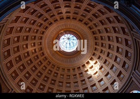 Vatikan, Rom, Italien, 16. November 2018: Kassettendecke der Sala Rotonda, runde Saal, Vatikanische Museen, Vatikan, Rom, Latium, Italien. Vatikan Stockfoto