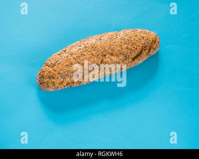 Brot mit Samen auf blauem Hintergrund Stockfoto