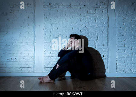 Portrait von traurig, deprimiert junger Mann weinend am Boden zerstört Gefühl verletzt leiden Depression bei Menschen, Traurigkeit, emotionalen Schmerz, Einsamkeit und Untröstlich Stockfoto