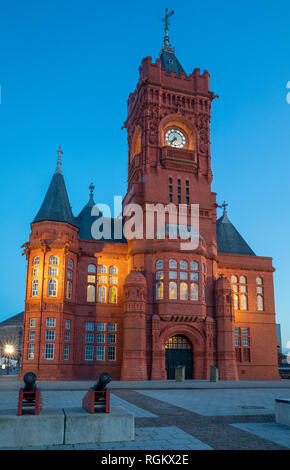 Die pierhead Gebäude in der Dämmerung von Roald Dahl Plass, Cardiff Bay, Wales Stockfoto