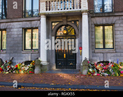 Floral Tribute zu Bürgermeister Eberhard van der Laan außerhalb seines offiziellen Wohnsitz nach seinem Tod vom Lungenkrebs am 5. Oktober 2017, Amsterdam, Holland Stockfoto