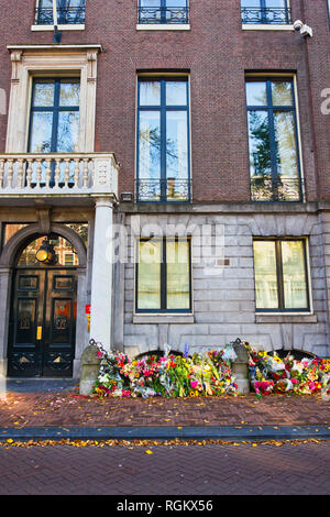 Floral Tribute zu Bürgermeister Eberhard van der Laan außerhalb seines offiziellen Wohnsitz nach seinem Tod vom Lungenkrebs am 5. Oktober 2017, Amsterdam, Holland Stockfoto