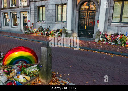 Floral Tribute zu Bürgermeister Eberhard van der Laan außerhalb seines offiziellen Wohnsitz nach seinem Tod vom Lungenkrebs am 5. Oktober 2017, Amsterdam, Holland Stockfoto