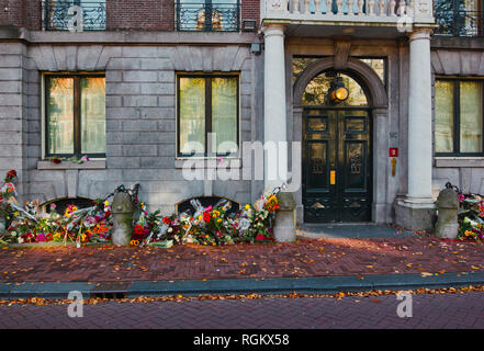 Floral Tribute zu Bürgermeister Eberhard van der Laan außerhalb seines offiziellen Wohnsitz nach seinem Tod vom Lungenkrebs am 5. Oktober 2017, Amsterdam, Holland Stockfoto