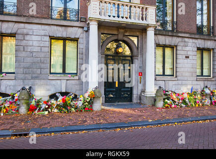 Floral Tribute zu Bürgermeister Eberhard van der Laan außerhalb seines offiziellen Wohnsitz nach seinem Tod vom Lungenkrebs am 5. Oktober 2017, Amsterdam, Holland Stockfoto