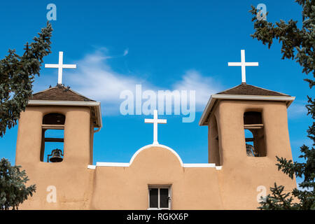 Weiße Kreuze auf der adobe San Francisco de Asis Kirche in Ranchos de Taos, New Mexico, USA Stockfoto