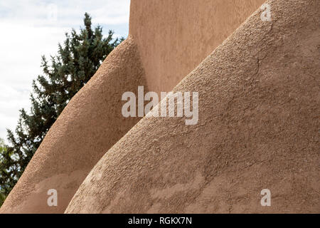 Nahaufnahme Detail von Adobe Strebepfeiler auf San Francisco De Asis Kirche in Ranchos de Taos, New Mexico, USA Stockfoto