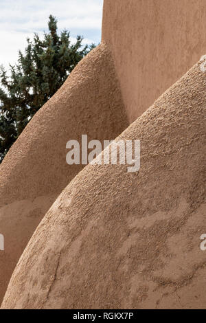 Nahaufnahme Detail von Adobe Strebepfeiler auf San Francisco De Asis Kirche in Ranchos de Taos, New Mexico, USA Stockfoto